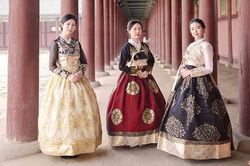 Ấn tượng những bộ Hanbok trong lòng thủy cung ở Hàn Quốc