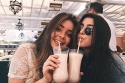 Làm bạn với người yêu cũ của chồng