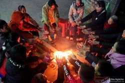 Người dân Nghệ An góp củi sưởi ấm ngày giá rét