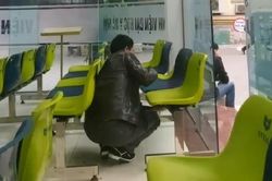 Clip: Trong lúc ngồi chờ tới lượt khám bệnh, ông bố có hành động bất ngờ khiến cô con gái 'nở mày nở mặt'