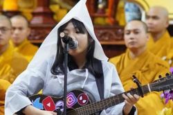 Nghẹn ngào khoảnh khắc con gái Vân Quang Long hát tiễn biệt cha lần cuối tại Mỹ