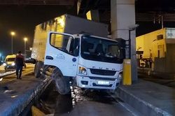 Liên tiếp 2 vụ xe tải 'đại náo' trên cao tốc TP HCM - Trung Lương
