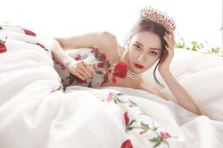 Mỗi lần đội vương miện, Địch Lệ Nhiệt Ba đều gây thương nhớ vì nhan sắc kiêu sa, lộng lẫy