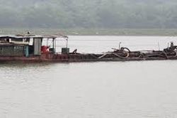 Nhóm côn đồ định 'giải cứu' tàu khai thác cát trái phép