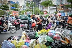 Chủ tịch Hà Nội chỉ đạo thanh tra vụ ùn ứ rác thải tại nhiều quận
