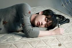 Jin BTS chín mặt khi phải mặc áo ngắn thế này