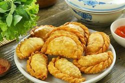 Lạ miệng với món bánh gối nhân cà ri giòn rụm, hấp dẫn