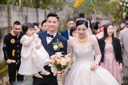 Bà xã Bùi Tiến Dũng quyết định đấu giá váy cưới đắt đỏ vì mục đích từ thiện