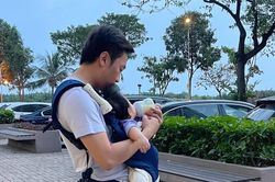 Cường Đô La vừa địu con vừa cho con bú ra dáng ông bố bỉm sữa chính hiệu