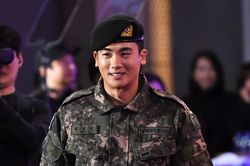 Sau Lee Jong Suk, Park Hyung Sik xuất ngũ hôm nay (04/01)