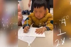 Clip: Buồn ngủ, bé trai gật lên gật xuống khi học bài