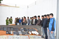 Đột kích sới bạc lúc nửa đêm, bắt quả tang 19 đối tượng