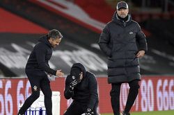 HLV Southampton quỵ gối khóc sau trận thắng lịch sử Liverpool