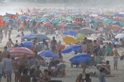 Bãi biển Rio de Janeiro chật kín người bất chấp giãn cách xã hội