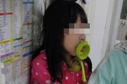 Bé gái bị kẹt lưỡi trong bình nước uống