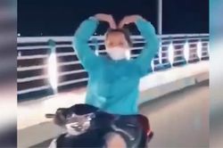 Đang xác minh cô gái vừa lái xe máy vừa thả tay ''múa quạt''