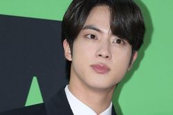 Bất ngờ phát hiện Jin BTS chụp cùng sao Hollywood khi cả hai cùng nhỏ