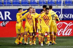Barcelona: Niềm vui của những kẻ chầu rìa