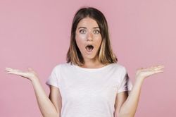 Cô gái nhận được phản hồi gây choáng khi chủ động 'cầm cưa'