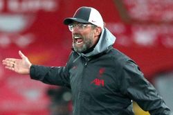 Thua đau, HLV Liverpool so đo phạt đền với M.U