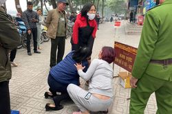 Người thân gào khóc thảm thiết bên thi thể người đàn ông rơi từ tầng 15 chung cư Linh Đàm tử vong