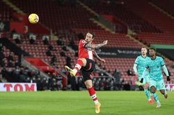 Liverpool thua bẽ bàng Southampton, MU cười sướng