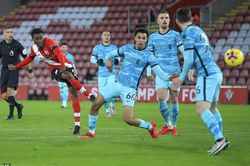 Kết quả Ngoại Hạng Anh: Thua Southampton, Liverpool dễ bị Man Utd soán ngôi đầu