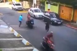 Clip: Gặp cảnh sát, tên cướp 'vứt' cả đồng bọn, chạy trối chết