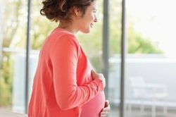 Tôi bị dị nghị vì có con trước cưới