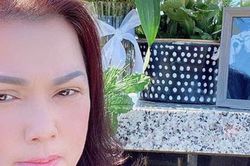 Vợ nghệ sĩ Chí Tài buồn bã viếng mộ chồng