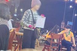 Xôn xao hình ảnh cô gái trẻ cầm biển xin tiền ở Phú Yên khiến dân mạng hoài nghi: Mắc bệnh thật hay đi xin để sắm thêm vàng?