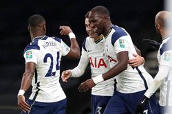 Son Heung-min ghi bàn giúp Tottenham vào chung kết League Cup