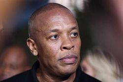 Dr. Dre nhập viện do phình mạch máu não