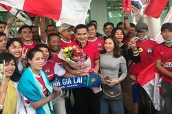 50 CĐV HAGL đón HLV Kiatisak trở lại Pleiku
