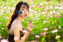 Nữ sinh Bách khoa hóa công chúa mơ màng giữa rừng hoa