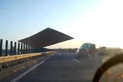 Đột nhiên bị tấm ván đập vào kính chắn gió