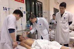 Thiếu niên 15 tuổi nát hai tay, thương tích khắp người vì tự chế pháo để... chơi