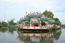 Độc đáo ngôi miếu nổi giữa sông Vàm Thuật