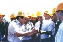 Người nặng lòng với những đường dây tải điện
