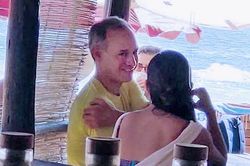 Đi nghỉ mát không đeo khẩu trang, chuyên gia chống Covid-19 hứng 'mưa gạch đá'