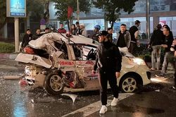 Cô gái ngồi trong taxi nguy kịch sau vụ tai nạn lúc nửa đêm ở thành phố Vinh
