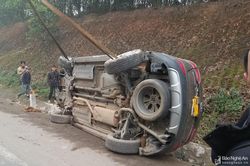 Xế hộp đâm vào vách núi, lật ngửa bên đường N5