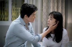 Ngay trong ngày cưới, một cô gái lạ ghé vào tai tiết lộ cho tôi một bí mật tày đình của chồng sắp cưới khiến tôi chao đảo