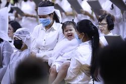 Con gái út của Vân Quang Long khiến nhiều người xót xa khi nói: 'Ba lên trời câu cá'