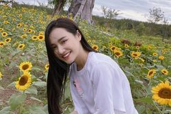 Không váy vóc lụa là, Nhã Phương vẫn xinh đẹp đáng ghen tị ở đời thường giản dị