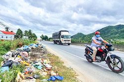 Rác chất thành đống bên Quốc lộ 1