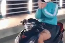 Lộ danh tính cô gái đi xe máy thả 2 tay múa quạt gây bức xúc dư luận