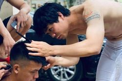 Công Phượng cắt tóc cho đồng đội