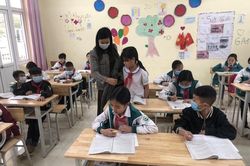 Giá rét tràn về, thầy cô luân phiên kiểm tra bảo đảm giữ ấm học sinh nội trú