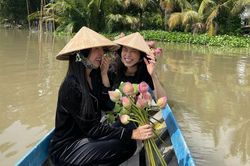 Á hậu Phương Nga chèo xuồng, cùng Thúy An trang trí đám cưới